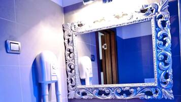Deluxe tweepersoonskamer | Badkamer | Gratis toiletartikelen, pantoffels, zeep, shampoo