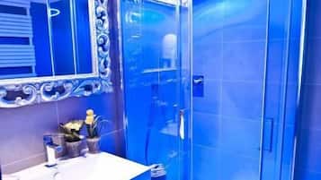 Deluxe-Doppelzimmer | Badezimmer | Kostenlose Toilettenartikel, Hausschuhe, Seife, Shampoo