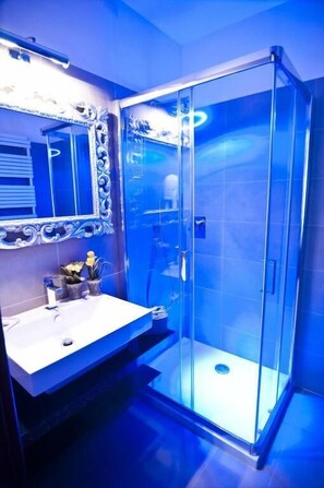 Deluxe tweepersoonskamer | Badkamer | Gratis toiletartikelen, pantoffels, zeep, shampoo