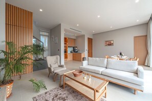 Villa Design - 3 sovrum - utsikt mot poolen | Vardagsrum | 46-tums platt-tv med kabelkanaler
