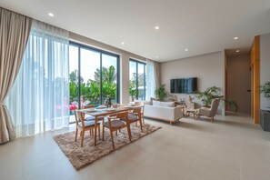 Design-Villa, 3 Schlafzimmer, Poolblick | Wohnbereich | 46-Zoll-Flachbildfernseher mit Kabelempfang