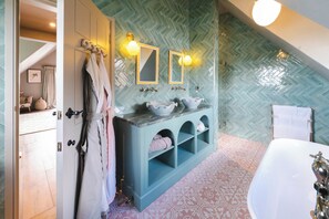 Secador de pelo, toallas, jabón y papel higiénico