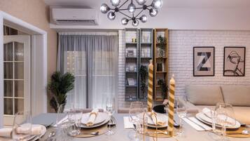 Luxury Apartment, Balcony, Courtyard View 6B | ๊ฑฐ์ค ๊ณต๊ฐ | ์ผ์ด๋ธ ์ฑ๋ ์์ฒญ์ด ๊ฐ๋ฅํ 165cm ์ค๋งํธ TV, ๋ทํ๋ฆญ์ค, ํ๋ฃจ