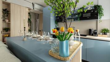 165-cm Smart TV with cable channels, Netflix, Hulu