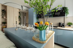 Smart TV de 165 cm con canales por cable, Netflix y Hulu