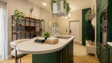 Luxury Apartment, Balcony, Courtyard View 37B | บริเวณนั่งเล่น | สมาร์ททีวี 165 ซม. พร้อมช่องเคเบิล, Netflix, Hulu