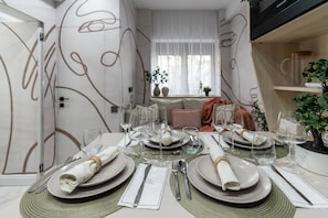 Executive One-Bedroom Apartment, Inner Court View, No Balcony | Dining room