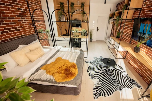 Luxury Studio, River View | Minibar, in-room safe, individually decorated, individually furnished