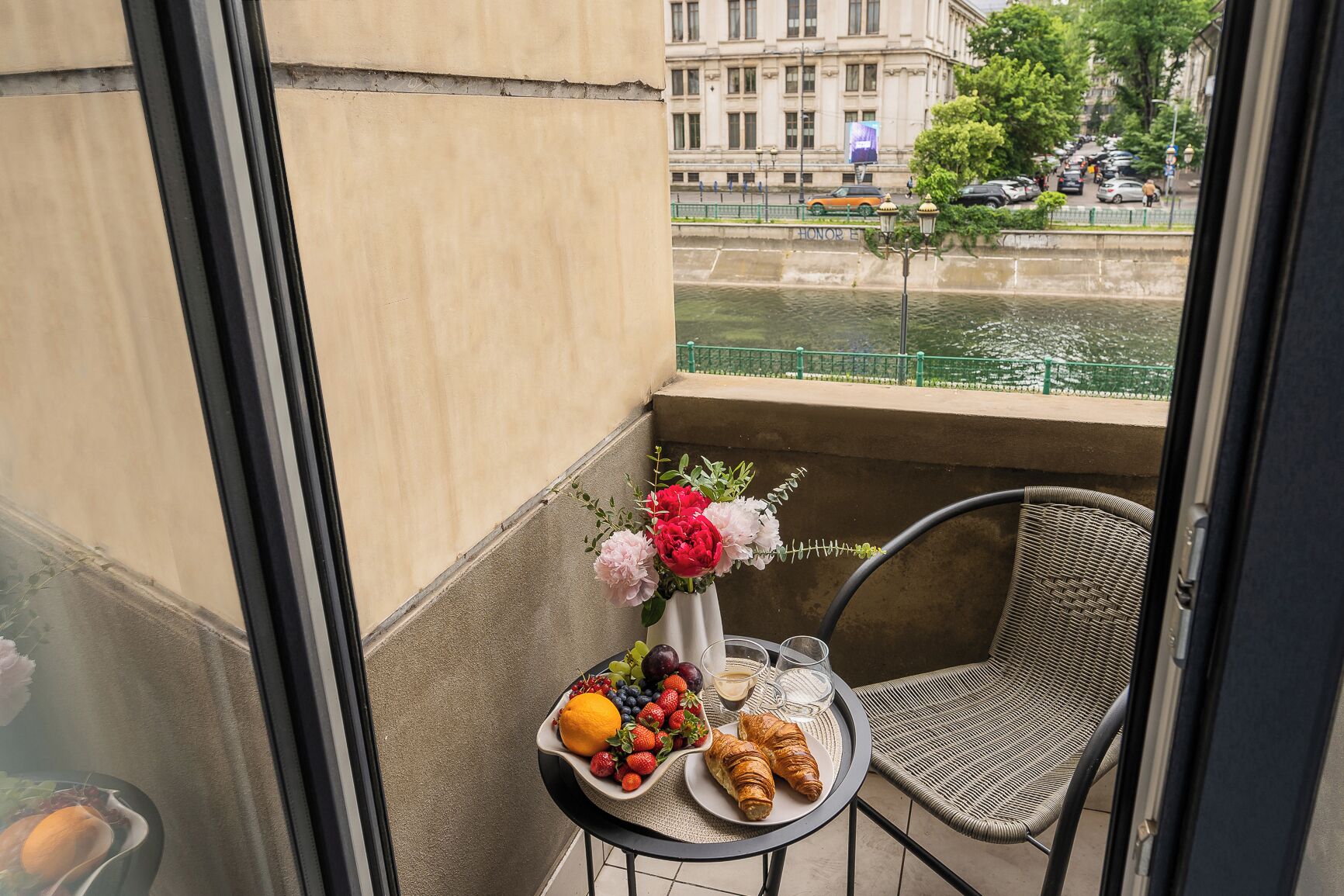 Deluxe Queen Studio, Balcony, River View | Balcony