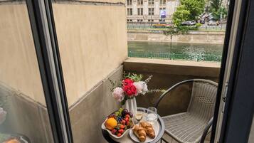 Deluxe Queen Studio, Balcony, River View | Balcony