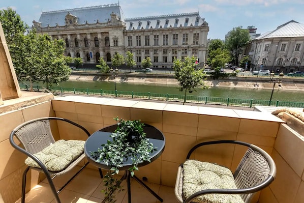 Luxury Apartment, Balcony, River View 4 | Vista desde la habitación