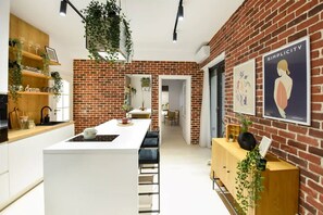 Luxury Apartment, Balcony, Courtyard View 12B | Área de sala de estar | Smart TV de 165 cm con canales por cable, Netflix y Hulu