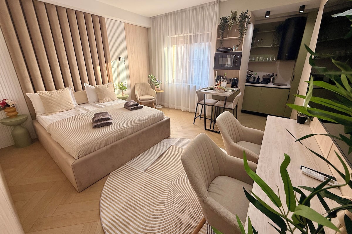 Luxury Studio, River View 11 | Minibar, in-room safe, individually decorated, individually furnished