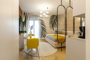 Luxury Studio, Balcony, River View 37A | Míníbar, öryggishólf í herbergi, sérhannaðar innréttingar