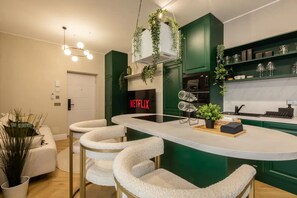165-cm-Smart-TV mit Kabelempfang, Netflix, Hulu