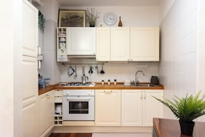 Familienapartment, 2 Schlafzimmer (Sea And Garden) | Eigene Küche | Kühlschrank, Mikrowelle, Herdplatte, Geschirrspüler