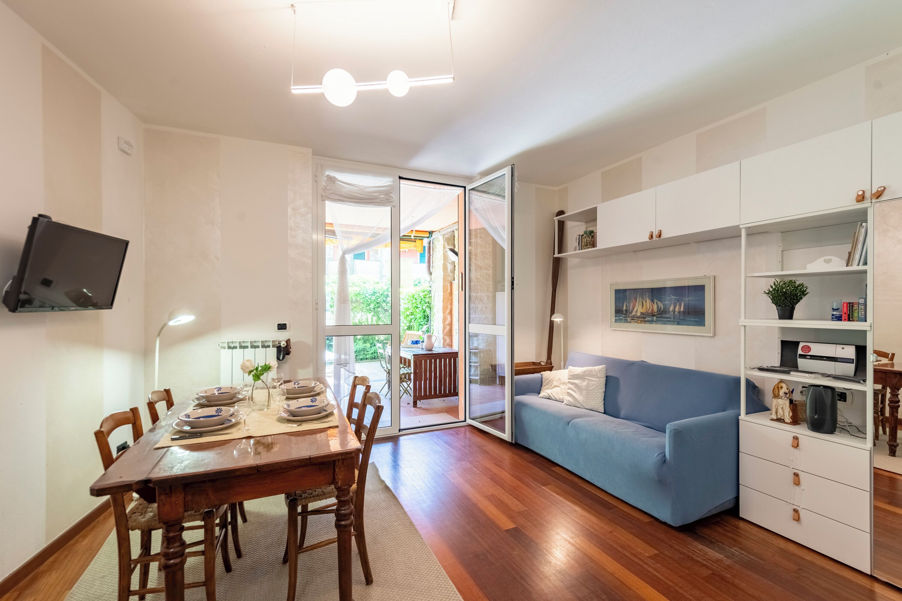 Familienapartment, Mehrere Schlafzimmer (Sea And Garden) | Wohnbereich | 21-Zoll-Smart-TV mit Kabelempfang