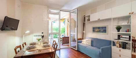 Familienapartment, Mehrere Schlafzimmer (Sea And Garden) | Wohnbereich | 21-Zoll-Smart-TV mit Kabelempfang