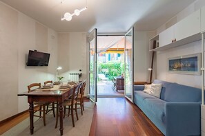 Căn hộ dành cho gia đình, nhiều phòng ngủ (Sea And Garden) | Khu phòng khách | Smart TV 21-inch có truyền hình cáp 