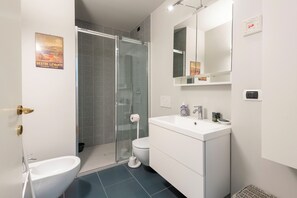 Family Apartment, Multiple Bedrooms (Sea And Garden) | Bathroom | Shower, hair dryer, bidet, towels - Sea And Garden (Sestri Levante)