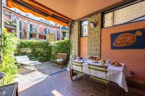 Familienapartment, Mehrere Schlafzimmer (Sea And Garden) | Speisen im Freien