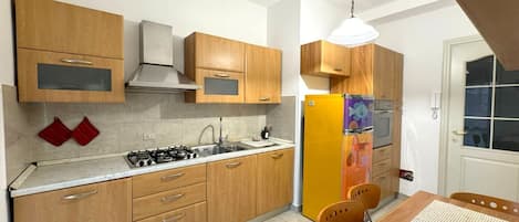 Departamento | Cocina privada | Refrigerador, horno, parrilla de estufa y lavavajillas