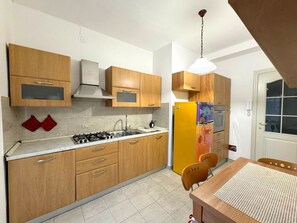 Apartment | Dapur peribadi | Peti sejuk, ketuhar, dapur, mesin basuh pinggan mangkuk