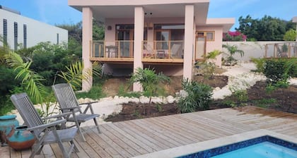 Toko Gem: Tropical getaway with spacious veranda and saltwater pool