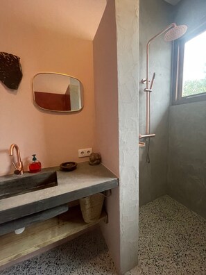 Pyyhkeet, saippua, vessapaperi