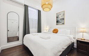 3 bedrooms, iron/ironing board, WiFi, bed sheets - Paton House, Beach 250m | Heritage Luxe w/ Fireplace and 86" TV (South Fremantle)