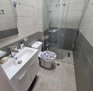 Deluxe appartement, balkon, uitzicht op het strand | Badkamer | Gratis toiletartikelen, zeep, shampoo, toiletpapier