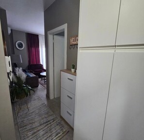 Deluxe appartement, balkon, uitzicht op het strand | Woonruimte | Flatscreentelevisie