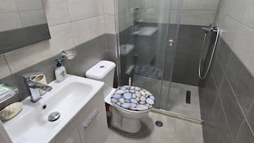 Apartemen Comfort, balkon, pemandangan pantai | Kamar mandi | Perlengkapan mandi gratis, sabun, sampo, dan tisu toilet