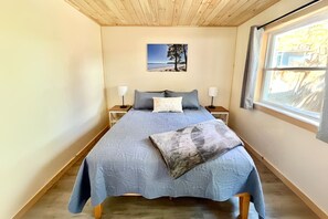 2 bedrooms, iron/ironing board, internet, bed sheets