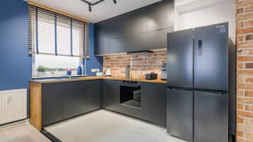 Apartment (68) | Private kitchen | Fridge, stovetop, electric kettle, cookware/dishes/utensils