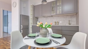Apartament (155) | Bếp riêng | Tủ lạnh, bếp nấu, ấm điện, dụng cụ nấu nướng/bát dĩa/dao nĩa 