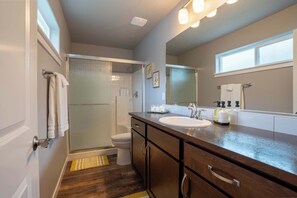 Shower, hair dryer, towels, shampoo - Boutique CDA Retreat | Sleeps 6 • Near Downtown (Coeur d'Alene)