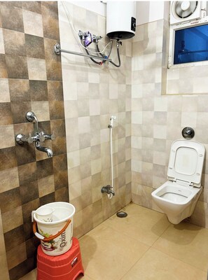 Habitación Deluxe doble, Aire acondicionado | Baño | Ducha, artículos de higiene personal gratuitos, zapatillas y toallas