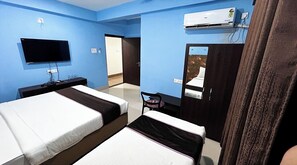 Habitación cuádruple Deluxe, Aire acondicionado | Escritorio, sistema de insonorización, ropa de cama