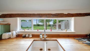 Fridge, oven, stovetop, electric kettle