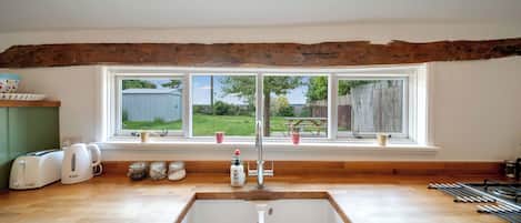 Tủ lạnh, lò nướng, bếp nấu, ấm điện