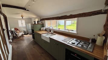 Cottage | Private kitchen | Fridge, oven, stovetop, electric kettle