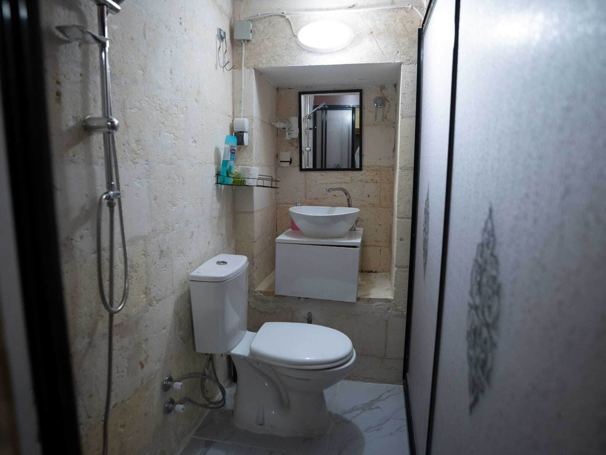 Ducha, secador de pelo, toallas, jabón