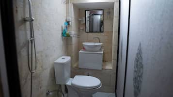 Ducha, secador de pelo, toallas, jabón