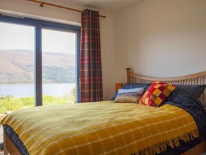 1 bedroom, free WiFi - Wonderful private villa for 2 people with WIFI, TV, terrace and pets allowed (Isle Of Skye)