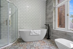Séchoir à cheveux, serviettes fournies, savon, shampooing