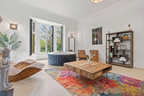 Charming,Spacious Manor House with Lake&Pool Table