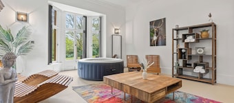 Charming,Spacious Manor House with Lake&Pool Table