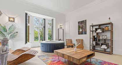 Charming,Spacious Manor House with Lake&Pool Table