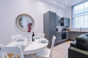 Fridge, microwave, stovetop, dishwasher